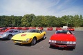 Rendez-Vous Ferrari à Montlhéry 2011 - Ferrari 365 GTB/4 Daytona rouge face avant & jaune 3/4 avant gauche