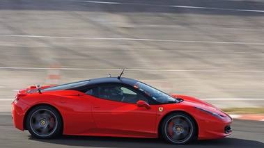 Rendez-Vous Ferrari à Montlhéry 2011 - Ferrari 458 Italia rouge filé 2