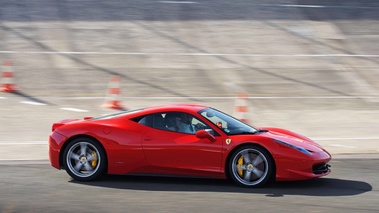 Rendez-Vous Ferrari à Montlhéry 2011 - Ferrari 458 Italia rouge filé