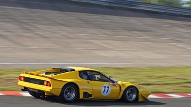 Rendez-Vous Ferrari à Montlhéry 2011 - Ferrari 512 BB jaune 3/4 arrière droit filé penché