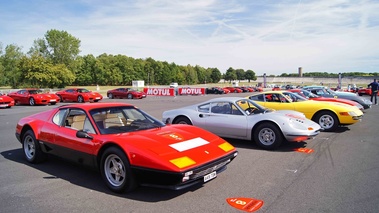 Rendez-Vous Ferrari à Montlhéry 2011 - Ferrari 512 BB rouge 3/4 avant droit