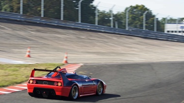 Rendez-Vous Ferrari à Montlhéry 2011 - Ferrari barquette rouge 3/4 arrière droit filé