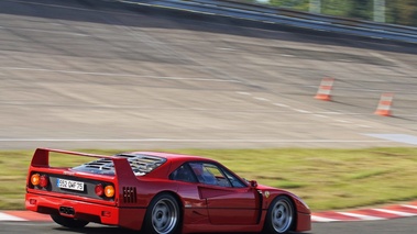 Rendez-Vous Ferrari à Montlhéry 2011 - Ferrari F40 rouge 3/4 arrière droit filé penché