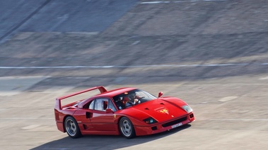 Rendez-Vous Ferrari à Montlhéry 2011 - Ferrari F40 rouge 3/4 avant droit filé