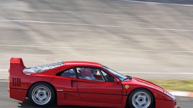 Rendez-Vous Ferrari à Montlhéry 2011 - Ferrari F40 rouge filé