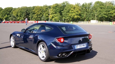 Rendez-Vous Ferrari à Montlhéry 2011 - Ferrari FF bleu 3/4 arrière gauche