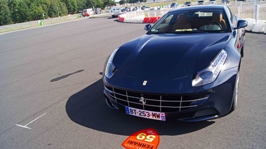 Rendez-Vous Ferrari à Montlhéry 2011 - Ferrari FF bleu face avant penché