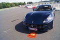 Rendez-Vous Ferrari à Montlhéry 2011 - Ferrari FF bleu face avant penché