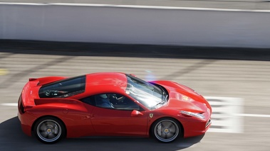 Rendez-Vous Ferrari 2012 - Ferrari 458 Italia rouge filé vue de haut