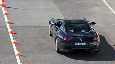 Rendez-Vous Ferrari 2012 - Ferrari 599 GTB Fiorano noir 3/4 arrière gauche filé vue de haut