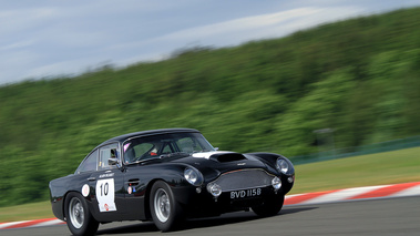 Aston Martin DB4 GT noir 3/4 avant droit filé penché