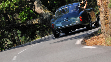 Aston Martin DB4 GT Zagato vert 3/4 arrière droit penché