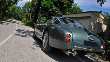 Aston Martin DB4 GT Zagato vert 3/4 arrière gauche penché 2