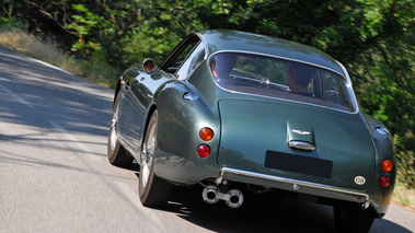 Aston Martin DB4 GT Zagato vert 3/4 arrière gauche travelling penché