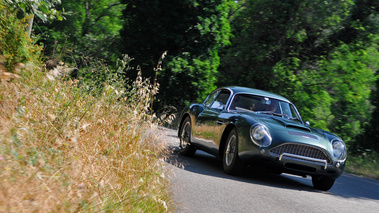 Aston Martin DB4 GT Zagato vert 3/4 avant droit travelling penché 2