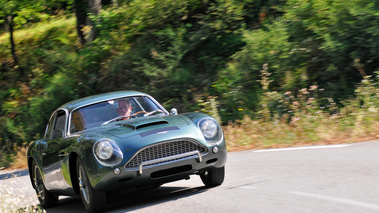 Aston Martin DB4 GT Zagato vert 3/4 avant droit travelling penché 3