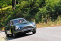 Aston Martin DB4 GT Zagato vert 3/4 avant droit travelling penché 3