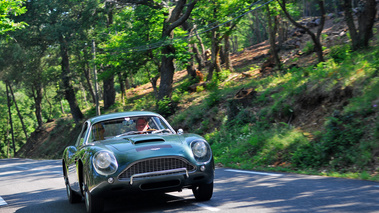 Aston Martin DB4 GT Zagato vert 3/4 avant droit travelling penché