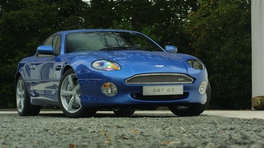 Aston Martin DB7 GT bleu 3/4 avant droit