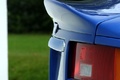 Aston Martin DB7 GT bleu béquet debout