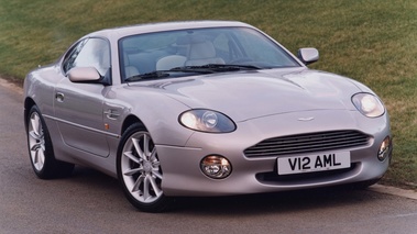 Aston Martin DB7 Vantage gris 3/4 avant droit penché