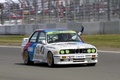 BMW M3 E30 blanc 3/4 avant droit filé