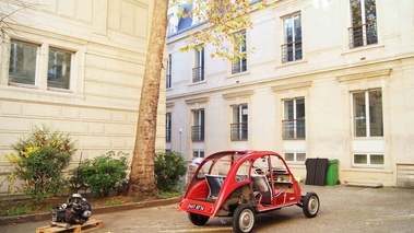 Citroën 2CV Google rouge 3/4 arrière droit cour 2