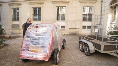 Citroën 2CV Google rouge 3/4 arrière droit cour