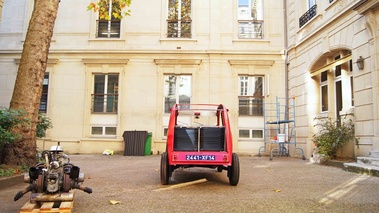 Citroën 2CV Google rouge face arrière cour 2