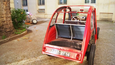 Citroën 2CV Google rouge face arrière cour