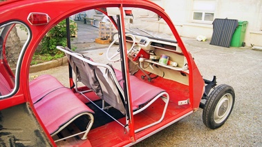 Citroën 2CV Google rouge intérieur