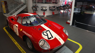 Musée Ferrari - 250 LM rouge 3/4 avant droit vue de haut