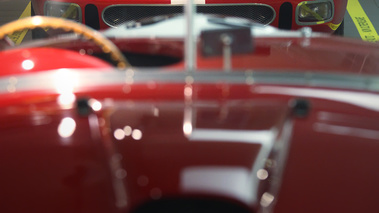 Musée Ferrari - 250 LM rouge face avant debout