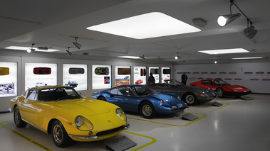 Musée Ferrari - 275 GTB jaune 3/4 avant droit