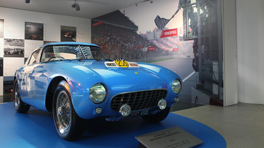 Musée Ferrari - 500 Mondial Berlinetta bleu 3/4 avant droit