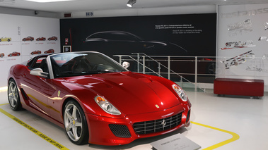 Musée Ferrari - 599 S.A. Aperta rouge 3/4 avant droit
