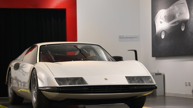 Musée Ferrari - P6 blanc 3/4 avant droit 2
