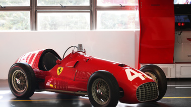 Musée Ferrari - rouge 3/4 avant droit