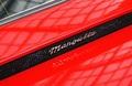 DeTomaso Mangusta rouge logo capot moteur