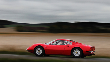 Ferrari 246 GT Dino rouge 3/4 arrière gauche filé