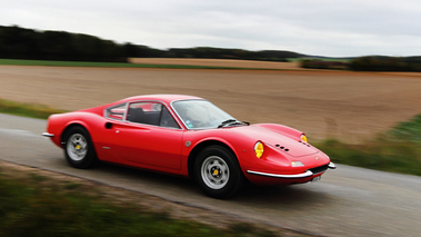 Ferrari 246 GT Dino rouge 3/4 avant droit filé penché