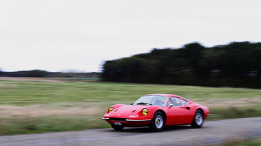 Ferrari 246 GT Dino rouge 3/4 avant gauche filé 3