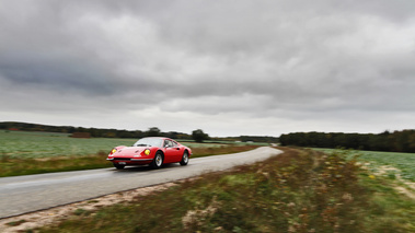 Ferrari 246 GT Dino rouge 3/4 avant gauche filé