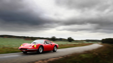 Ferrari 246 GT Dino rouge 3/4 avant gauche filé