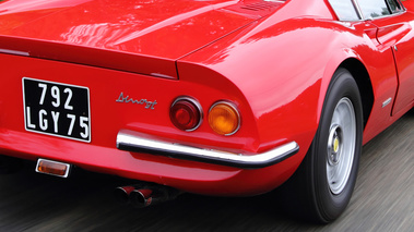 Ferrari 246 GT Dino rouge feux arrière travelling