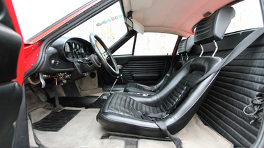 Ferrari 246 GT Dino rouge intérieur