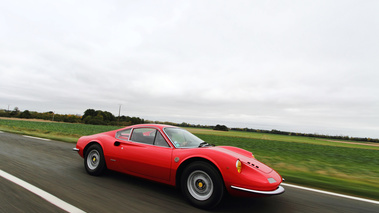 Ferrari 246 GT Dino rouge profil travelling penché 2