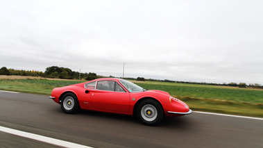 Ferrari 246 GT Dino rouge profil travelling penché