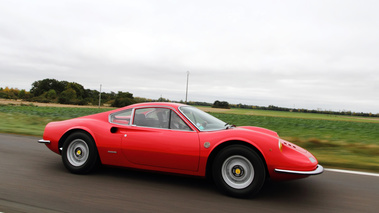 Ferrari 246 GT Dino rouge profil travelling penché