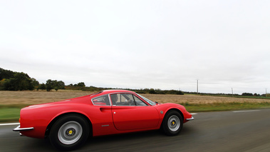 Ferrari 246 GT Dino rouge profil travelling